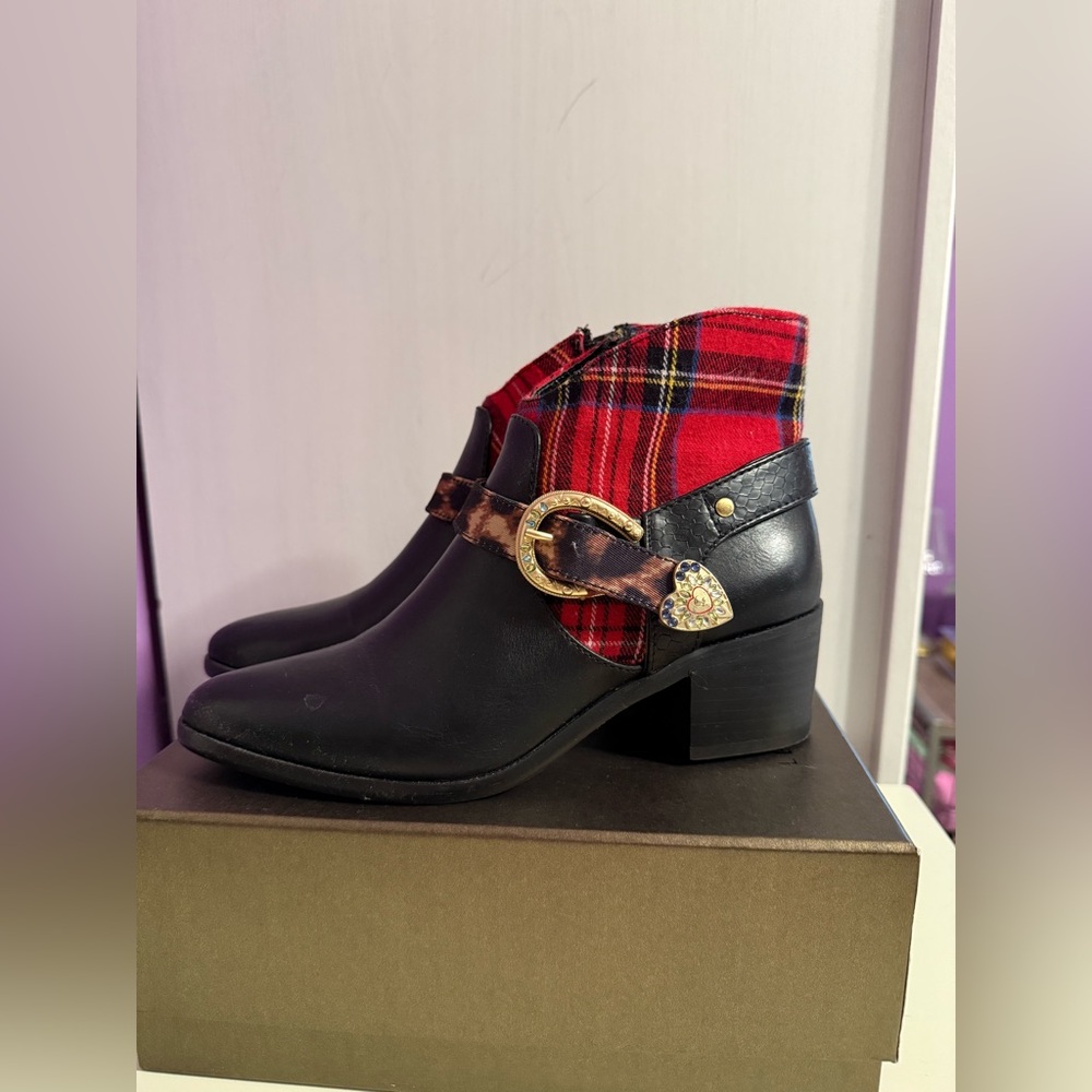 Betsey Johnson Wilma Black and Plaid Western Ankle booties. - Picture 2 of 10